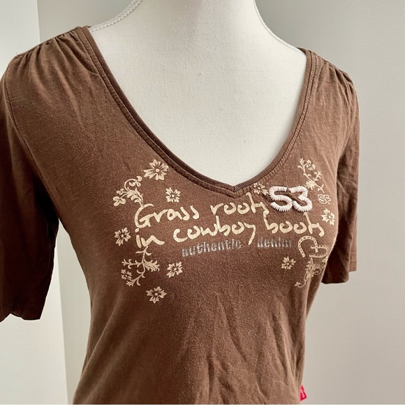 Y2K Levi's Brown Western V Neck T Shirt Size Medium - Picture 2 of 6